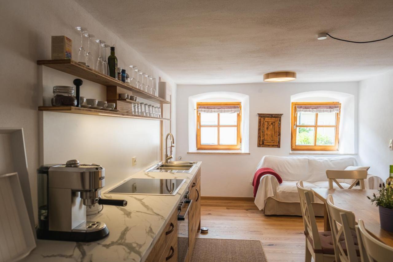 Gehobenes Ambiente in historischer Wohnung Walting Exterior foto