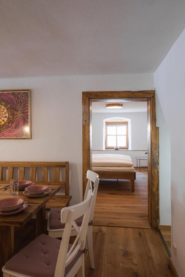 Gehobenes Ambiente in historischer Wohnung Walting Exterior foto