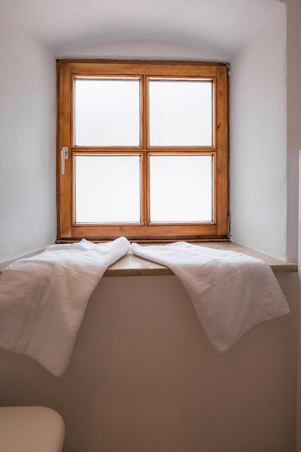 Gehobenes Ambiente in historischer Wohnung Walting Exterior foto